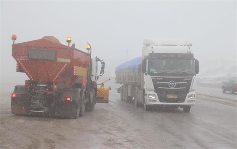 آغاز بارش برف در محورهای مواصلاتی استان همدان | تمامی محورهای استان همدان به‌جز گنجنامه–تویسرکان باز است