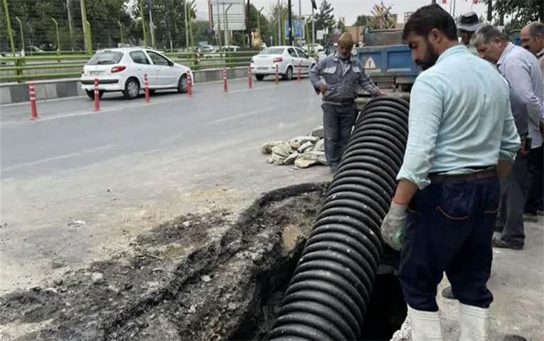 ترمیم شکستگی کانال فاضلاب در حوالی میدان پژوهش همدان