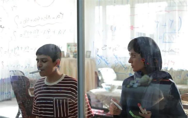زن و بچه درباره همه چیز صحبت می‌کند و درباره هیچ چیز حرفی برای گفتن ندارد