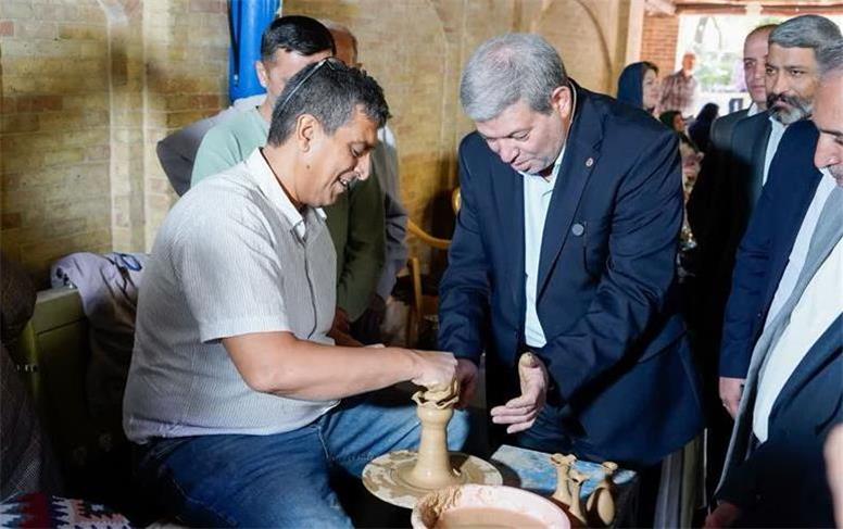 نمایشگاه گنجینه‌های نقره‌ای استان همدان افتتاح شد