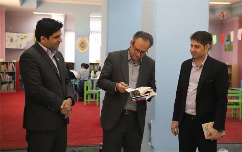 کتاب نخواندن افتخار نیست