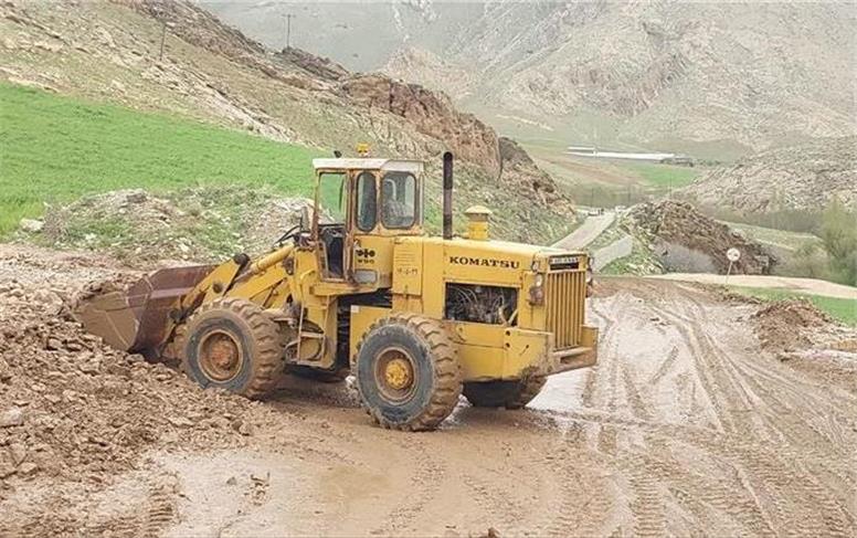 راه ارتباطی ۱۰ روستای نهاوند پس از سیلاب بازگشایی شد