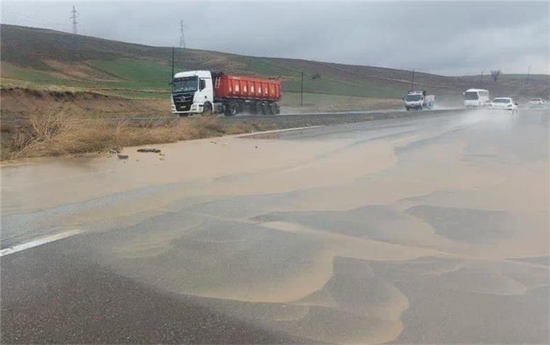 بارش شدید باران و آبگرفتگی در برخی محورهای استان همدان