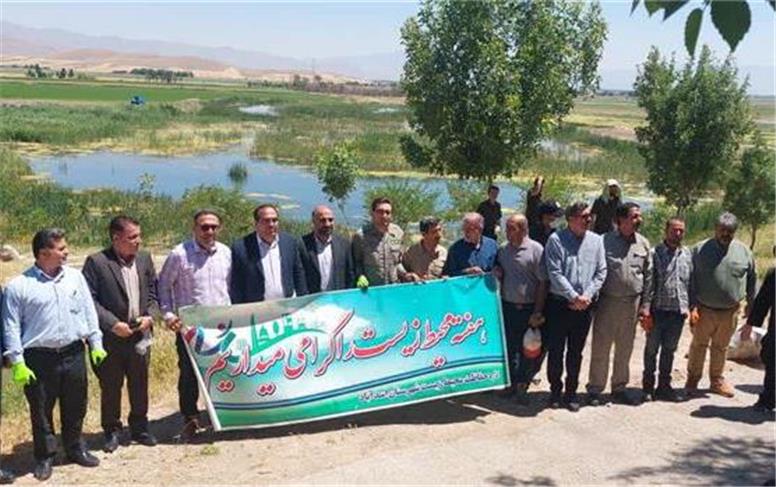 پاکسازی حاشیه تالاب پیرسلمان با مشارکت کارگروه پسماند و بخش خصوصی