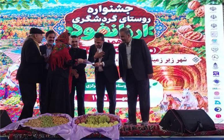 جاده سد اکباتان به جاده ملایر متصل می‌شود