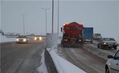 تداوم کولاک در گردنه‌های همدان | تمامی راه‌های اصلی همدان باز است