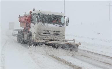 راهداران ۱۴ هزار کیلومتر باند برف‌روبی کردند | راه‌های اصلی همدان باز است
