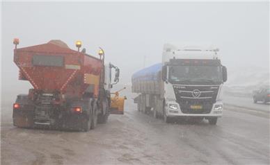 آغاز بارش برف در محورهای مواصلاتی استان همدان | تمامی محورهای استان همدان به‌جز گنجنامه–تویسرکان باز است