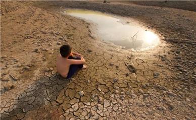 متوسط افت سالانه سطح آب زیرزمینی در ملایر یک متر است