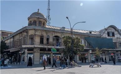 مرمت جداره‌های میدان امام(ره) با نظارت کامل میراث‌فرهنگی انجام می‌شود