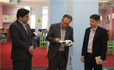 کتاب نخواندن افتخار نیست