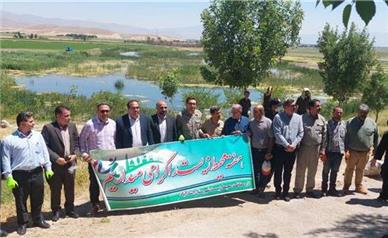 پاکسازی حاشیه تالاب پیرسلمان با مشارکت کارگروه پسماند و بخش خصوصی